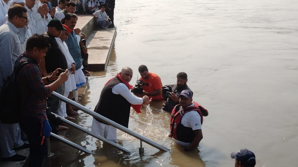 Mulayam Singh yadav ashes immersed at Har ki Paidi Akhilesh Yadav family Haridwar Uttarakhand news in hindi