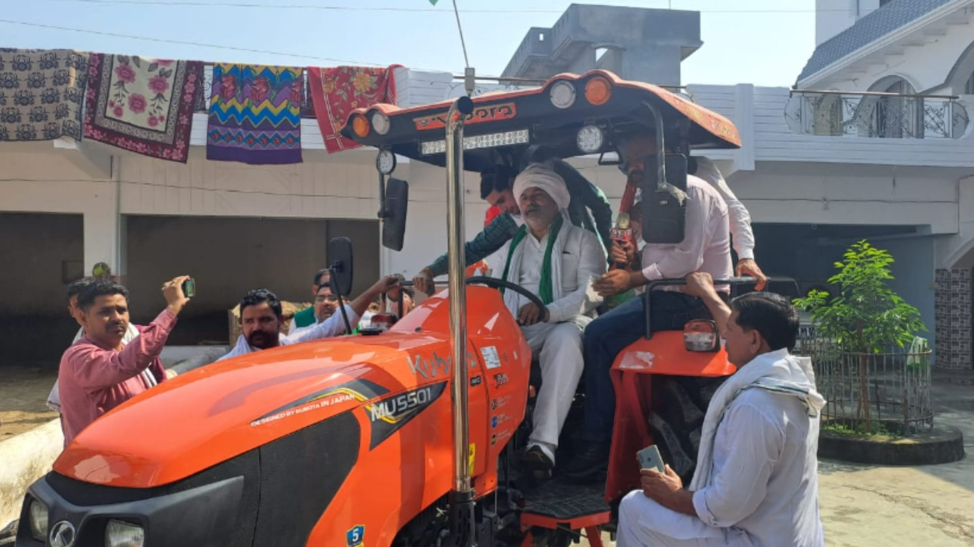 Muzaffarnagar: Rakesh Tikait said that no one will touch the tractor of farmers see photos
