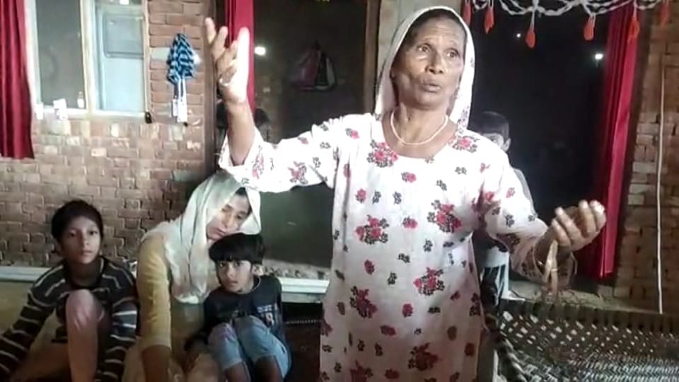 Amroha Hindi News Lakhs looted by taking farmers family hostage
