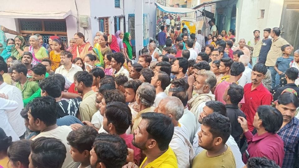 Mainpuri News three members of a family died in Auraiya road accident
