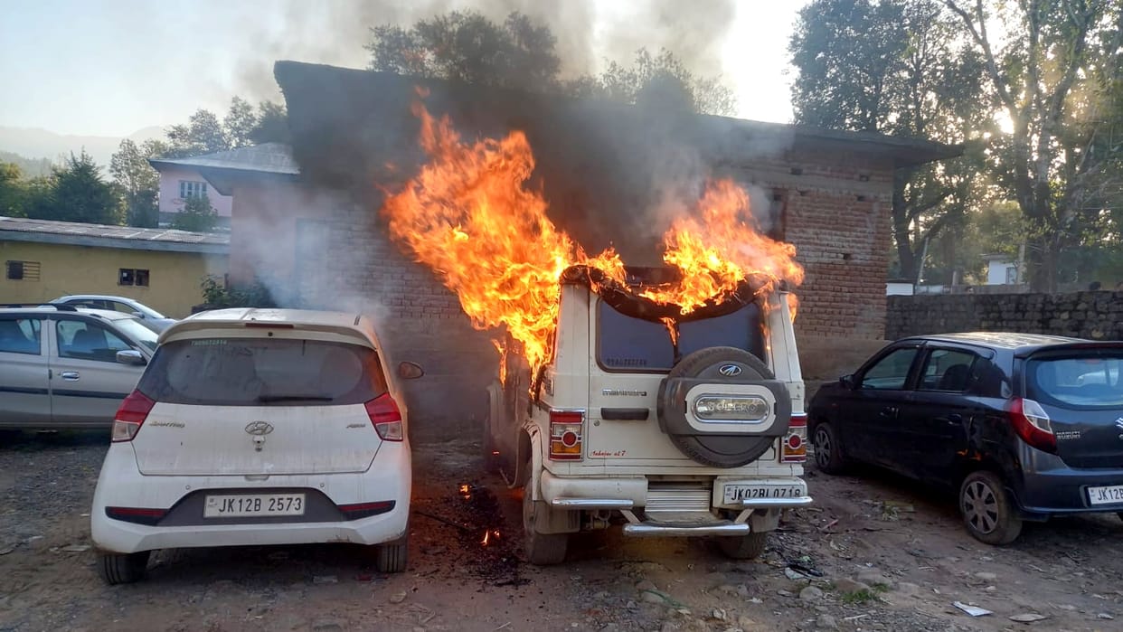 poonch Three vehicles set on fire in Surankote person arrested