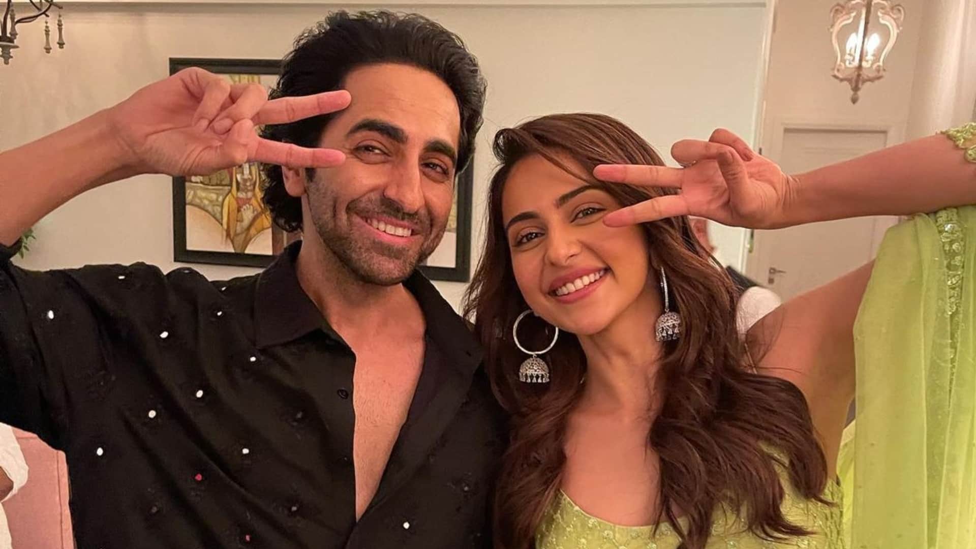 Photos Of The Day Aamna Shrif sonakshi sinha monalisa hina khan anushka sen janhvi kapoor shama sikander