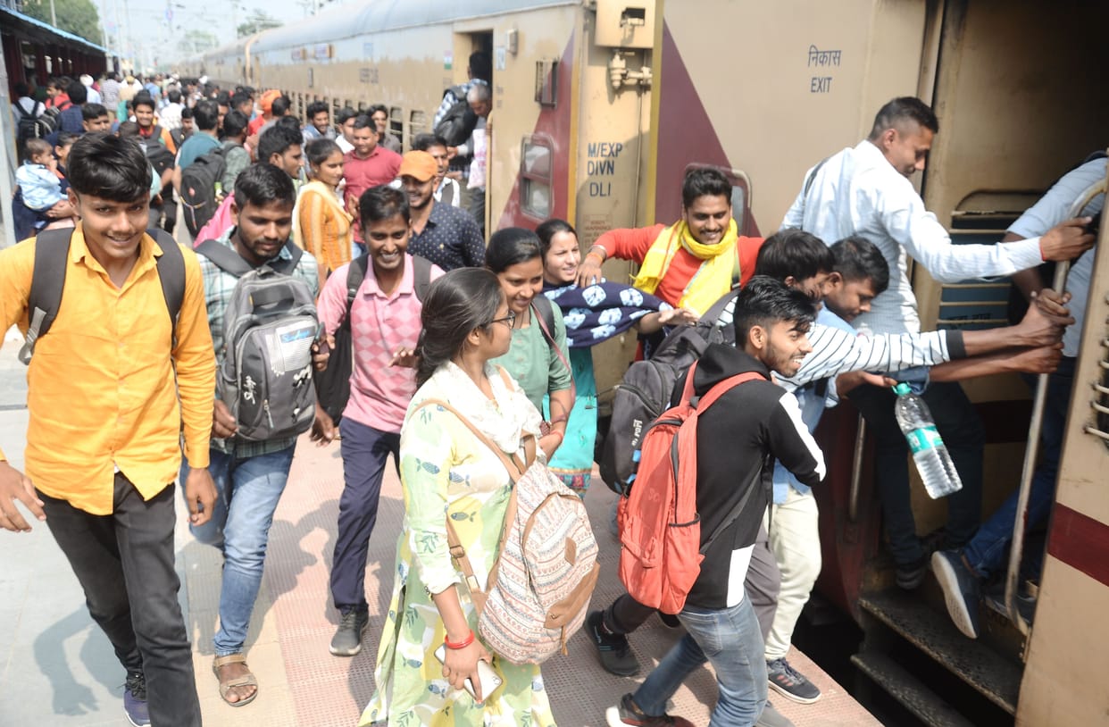 Crowd of examinees gathered, the system failed