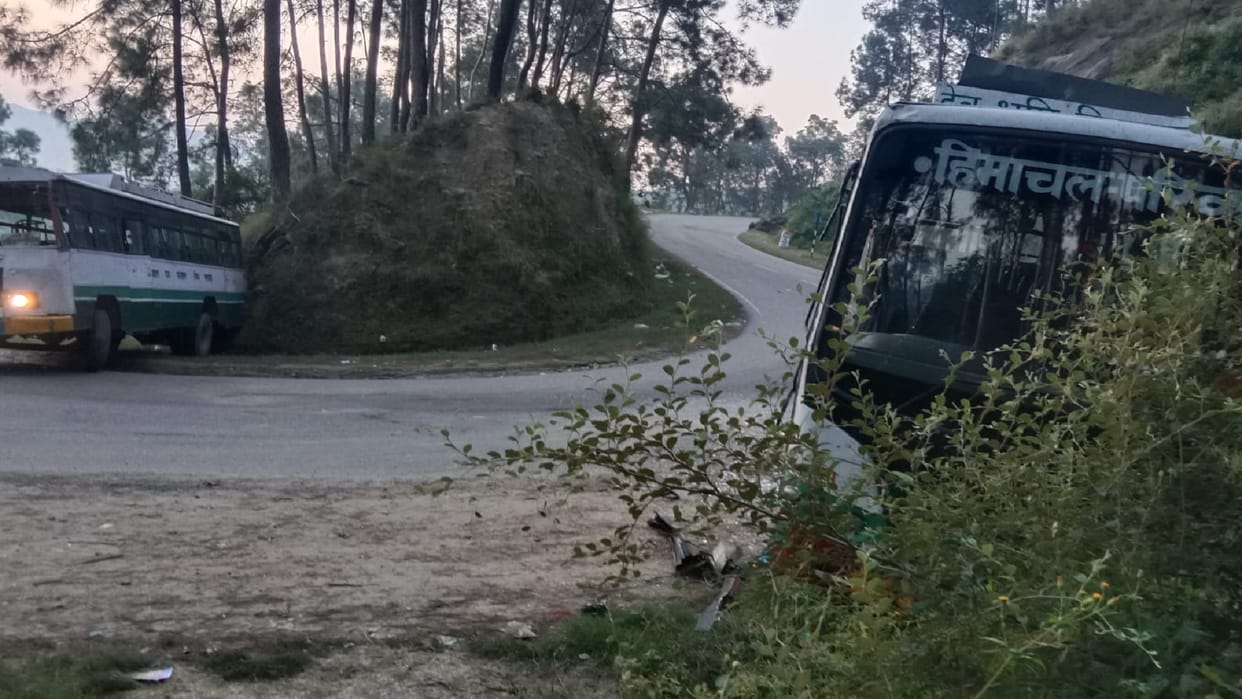 HRTC buses collided with each other in Bhota of Hamirpur