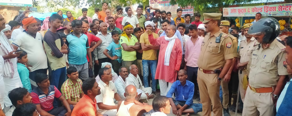 Villagers jammed at Bhadaura Chowk