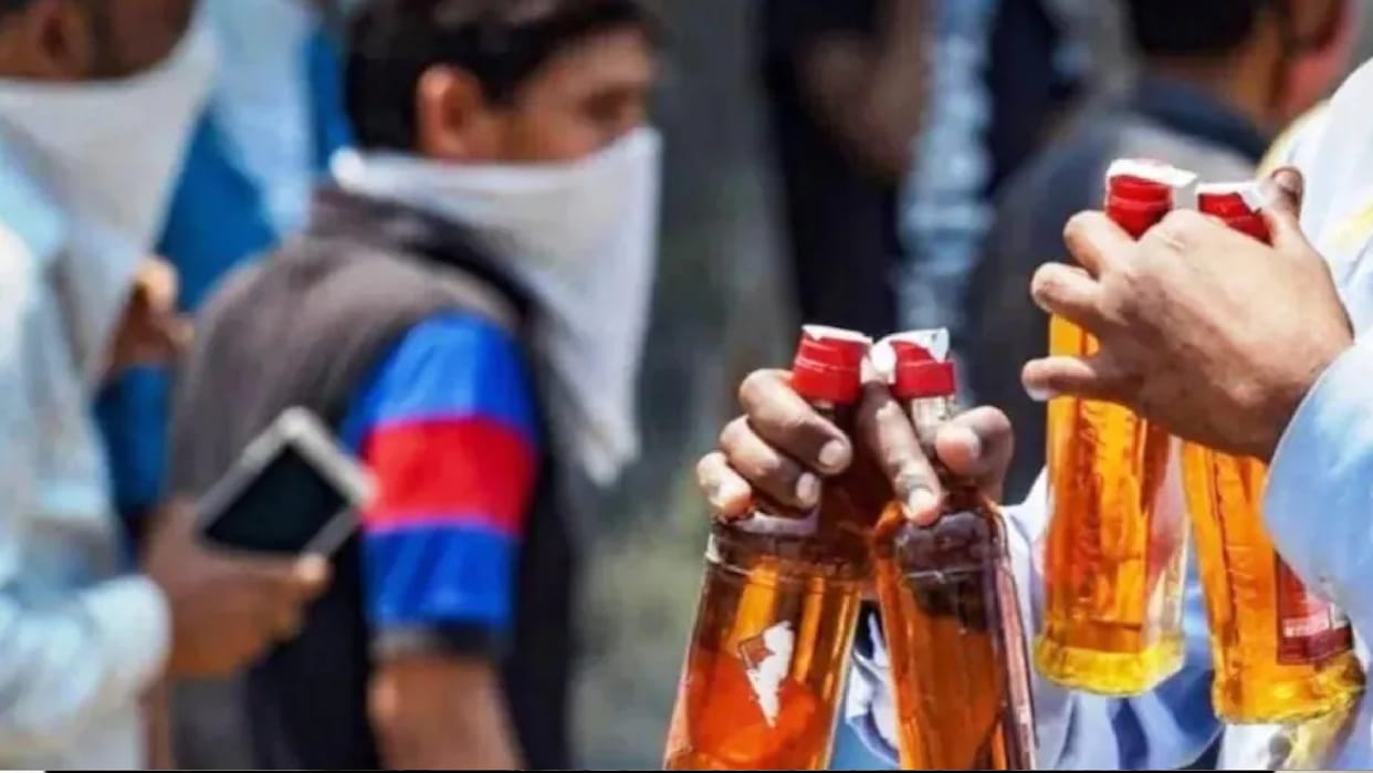 Wearing helmet is mandatory for buying liquor in Jabalpur read more in hindi