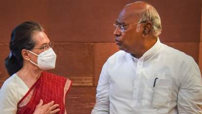 सोनिया गांधी के साथ मल्लिकार्जुन खरगे।