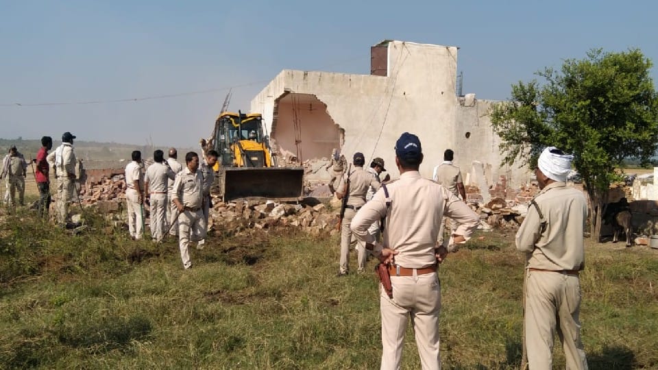 शिवपुरी में मकान तोड़ने पहुंची पुलिस टीम।