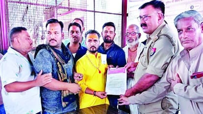 Six people stole literature related to the birth of Tulsi Das in Soron Kasganj