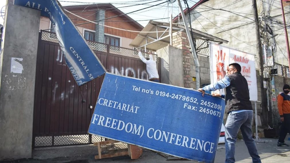 kashmir civilians protest against target killing in front of Hurriyat office srinagar defacing board