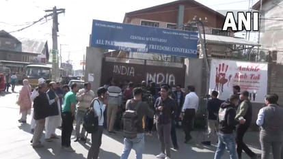 kashmir civilians protest against target killing in front of Hurriyat office srinagar defacing board
