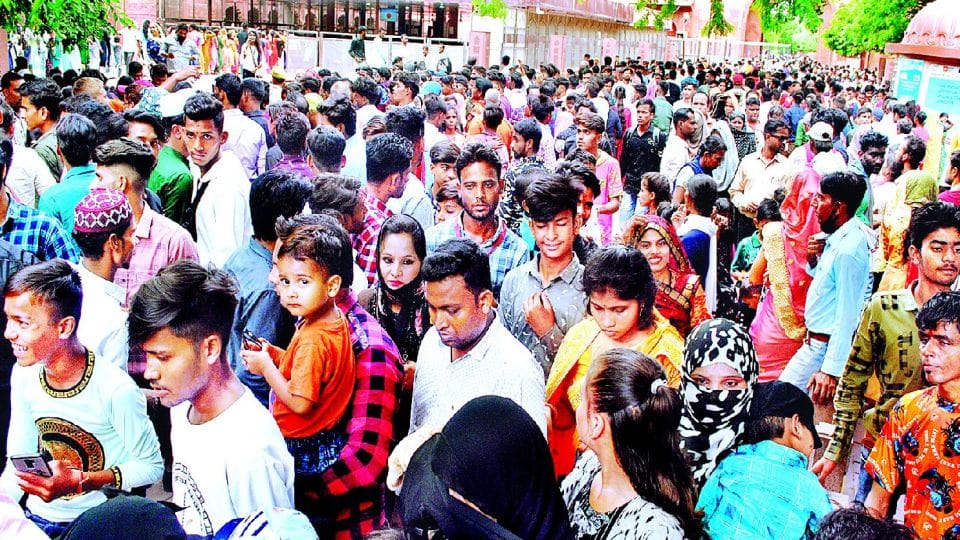 more than 36 thousand tourists visited the Taj Mahal on weekend