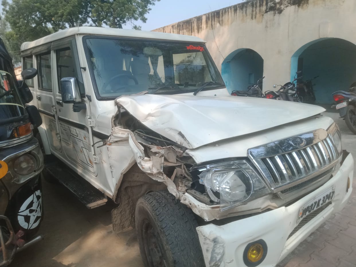 Naib Tehsildar's car collided with tractor, narrowly survived