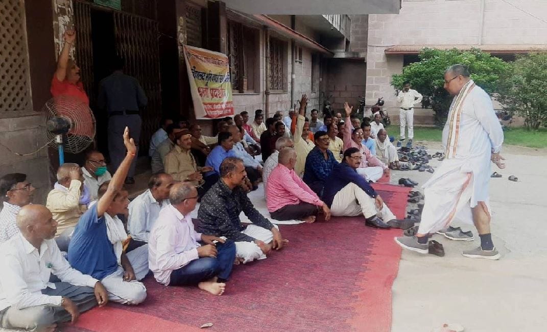 Protest continues to save land in Sampurnanand Sanskrit University 161 employees mobilized