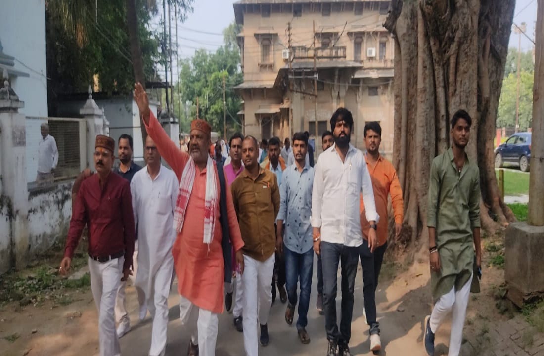 Heavy commotion in Sampurnanand Sanskrit University varanasi after team that came to measure land