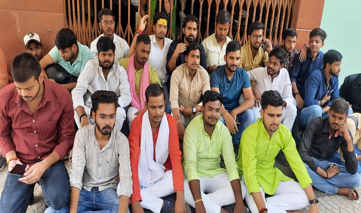 Kashi Vidyapith examination results with Full of faults students lock administrative building