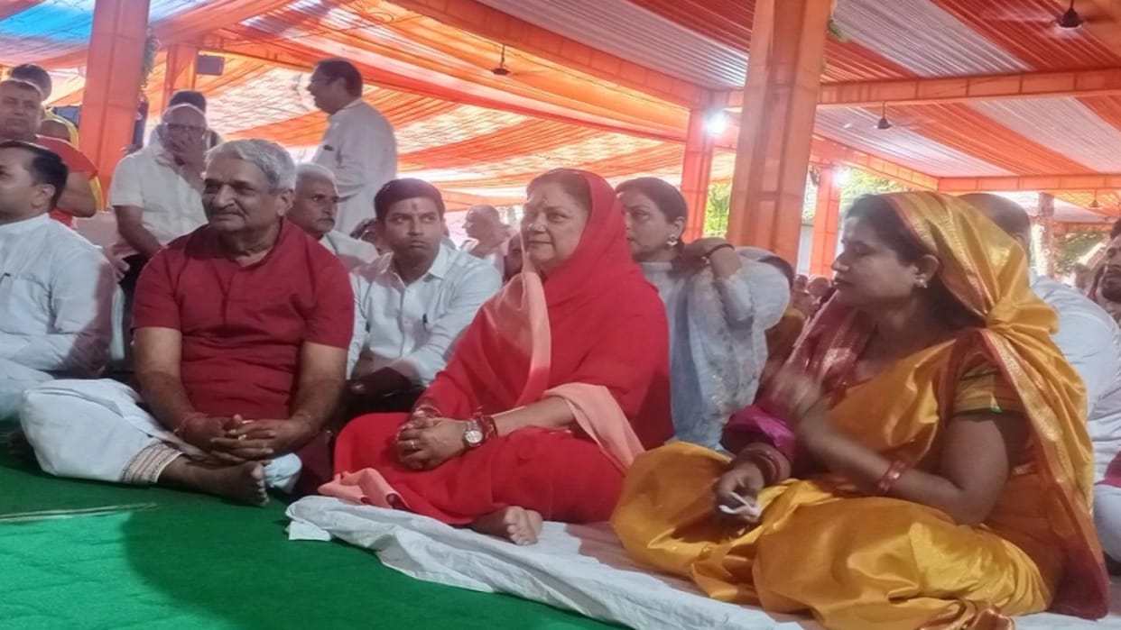 Vasundhara Raje offered prayers at Khole Ke Hanuman Ji Temple Jaipur