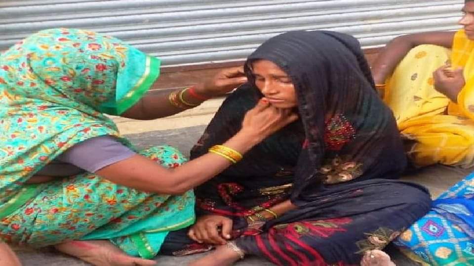 Two daughters died on Ahoi Ashtami mother became unconscious