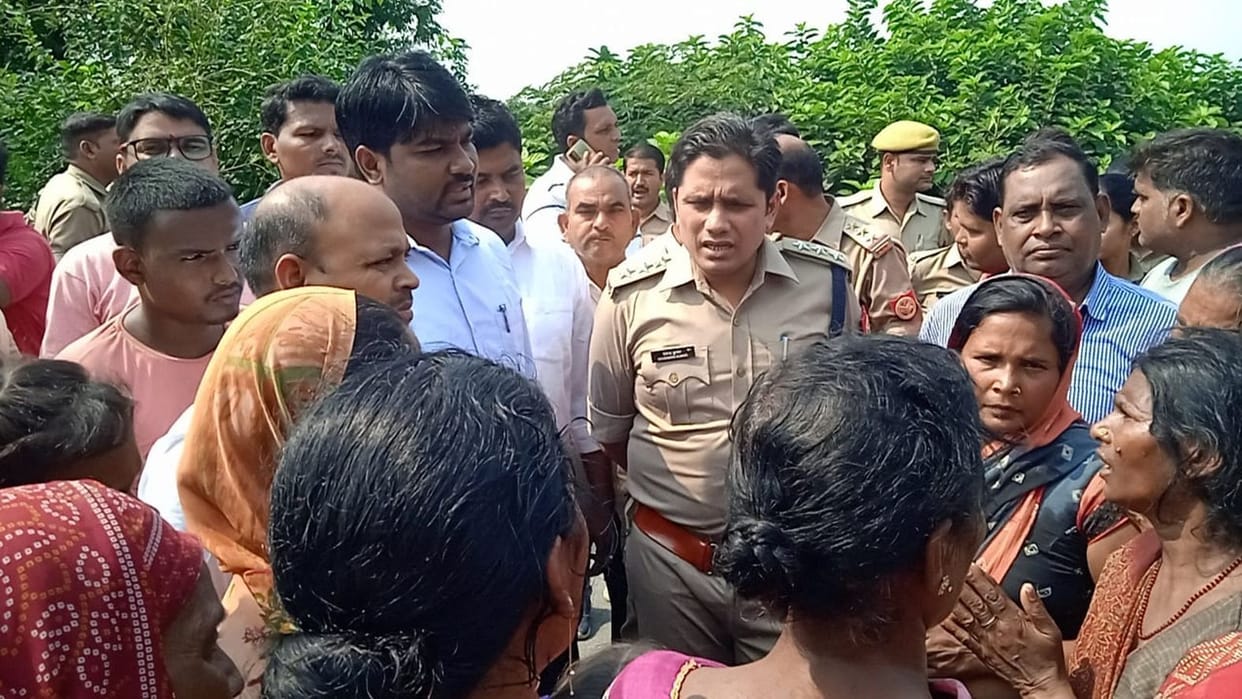 Road jammed by keeping dead body, raised demand for compensation