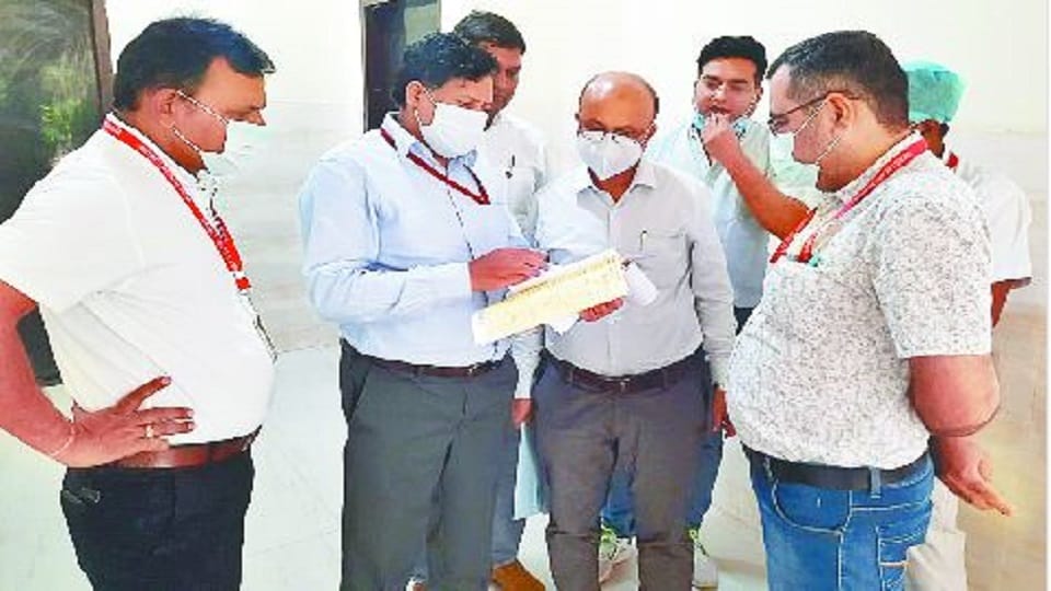 Central Health Department team noticed Negligence in district hospital agra