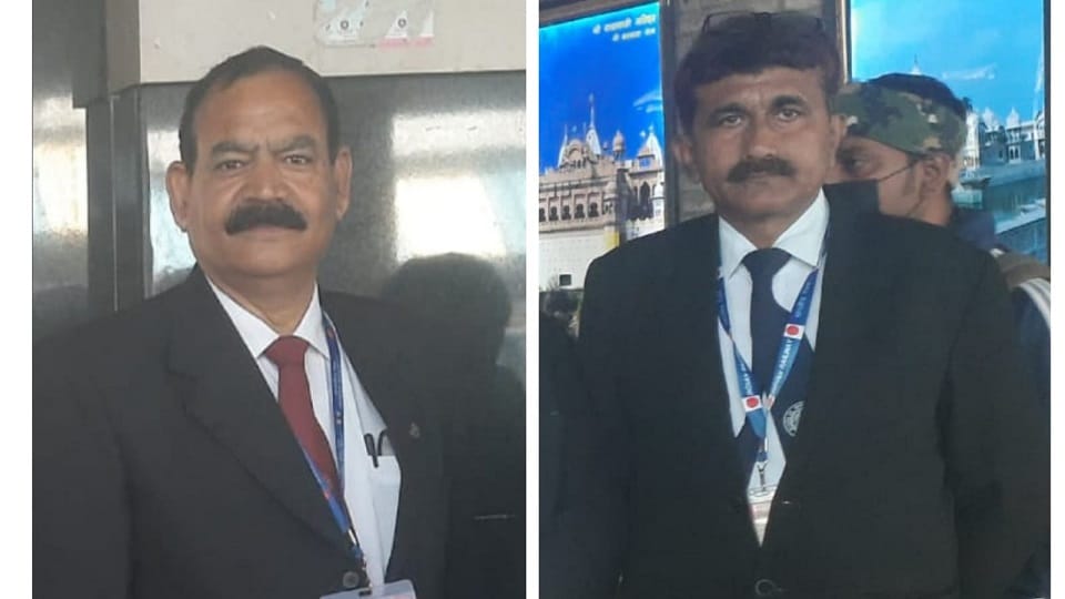 Fake policeman was traveling in train without ticket shoes opened pole