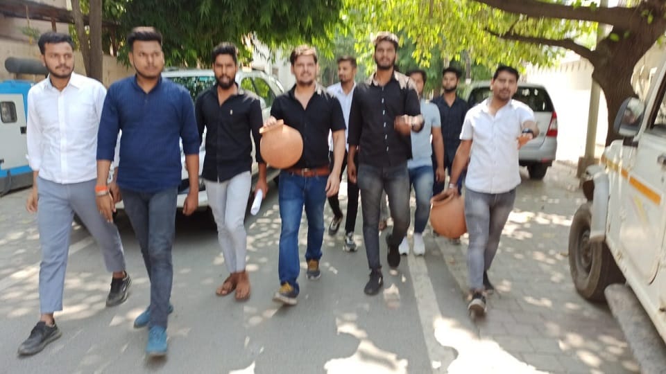 Dayalbagh people Protest Over Water Problem in Mayor Camp Office agra