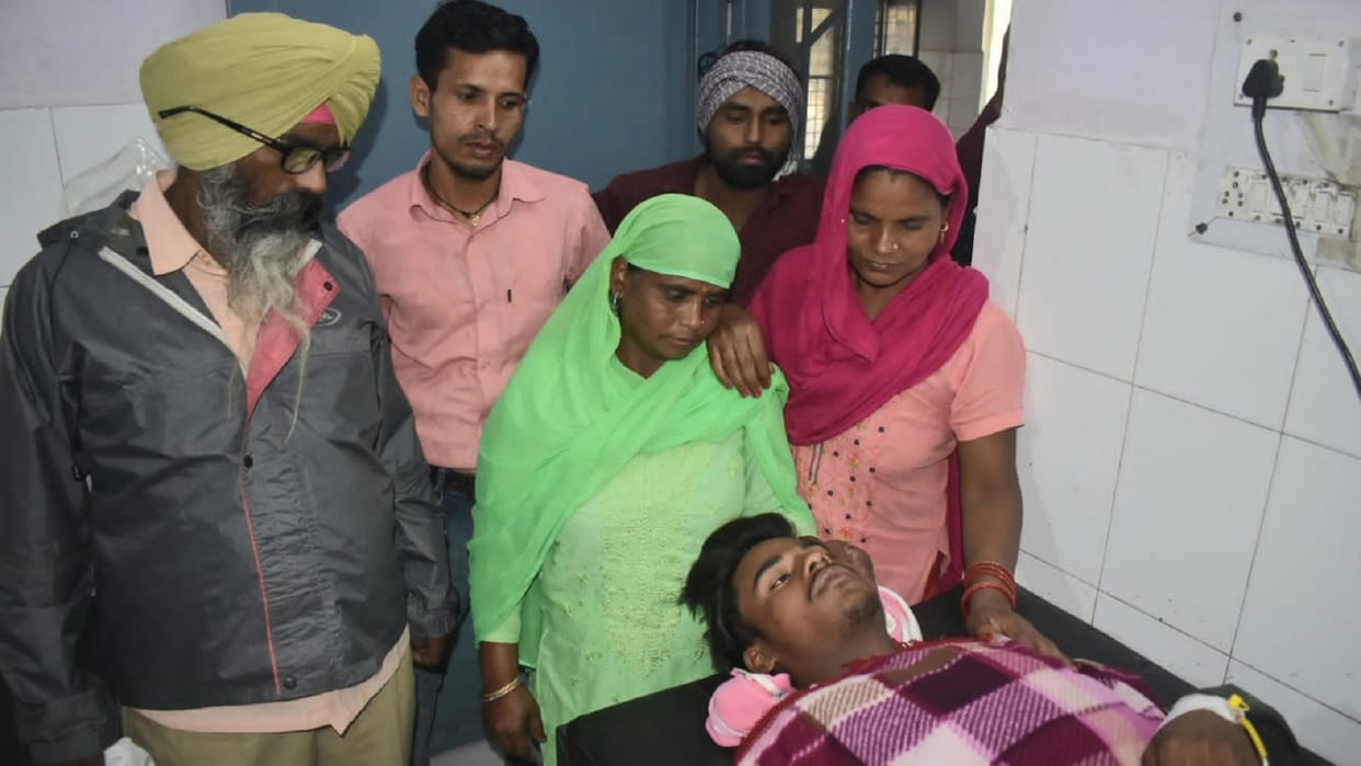 The Miscreants Robbed E-rickshaw and mobile by giving intoxicants in cold drink to driver IN Amroha