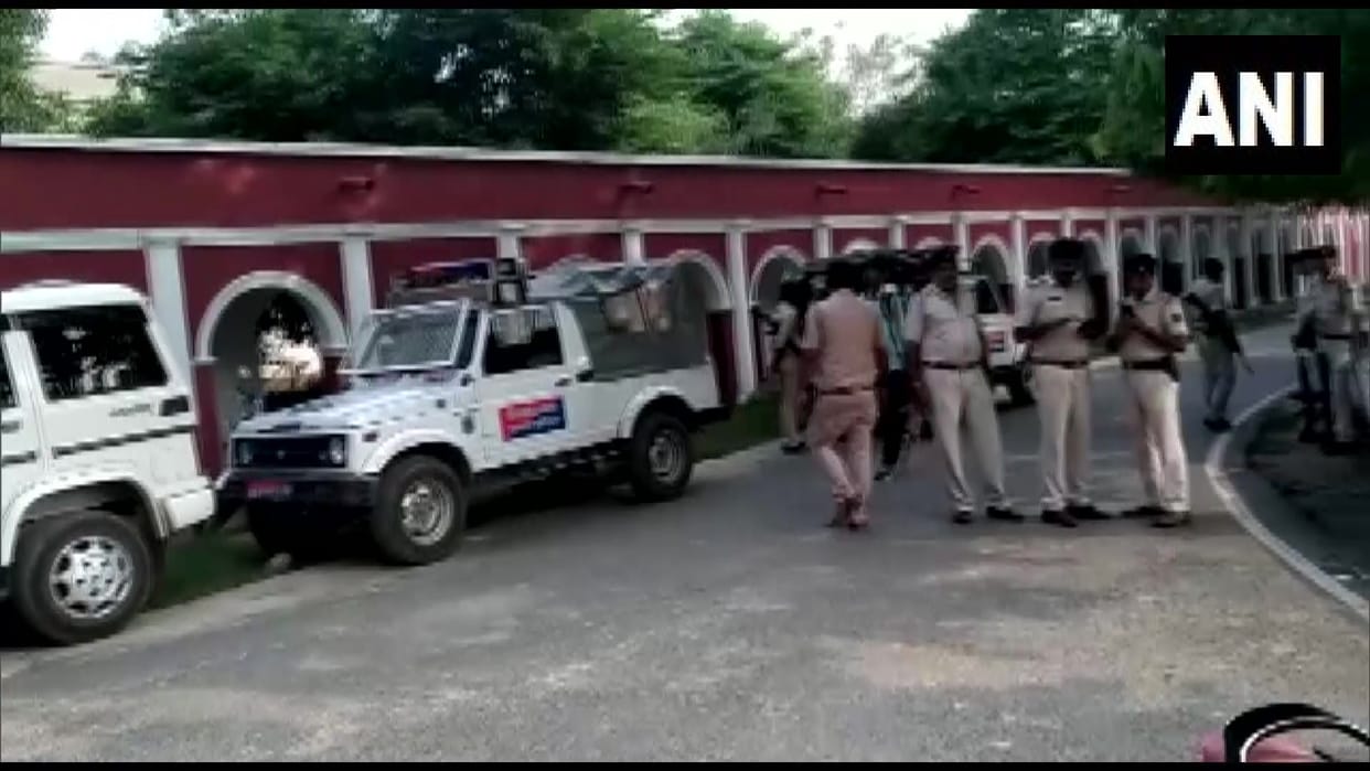 Bihar: clash and stone pelting between two groups of students of Jackson hostel-Iqbal hostel in Patna College