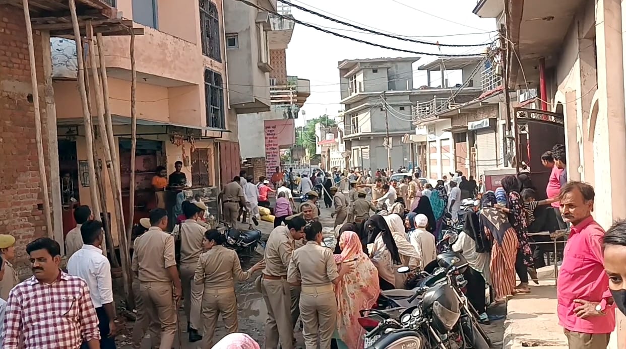 Stone pelting on police-revenue team that arrived to get possession