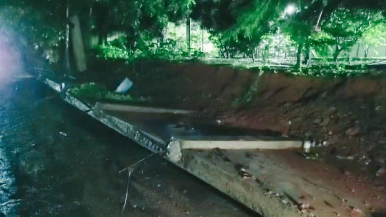 chhattisgarh PWD minister bungalow wall fell due to rain in raipur