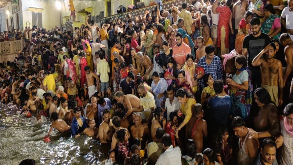 thousands of devotees took holy bath in Radhakund Mathura on ahoi ashtami