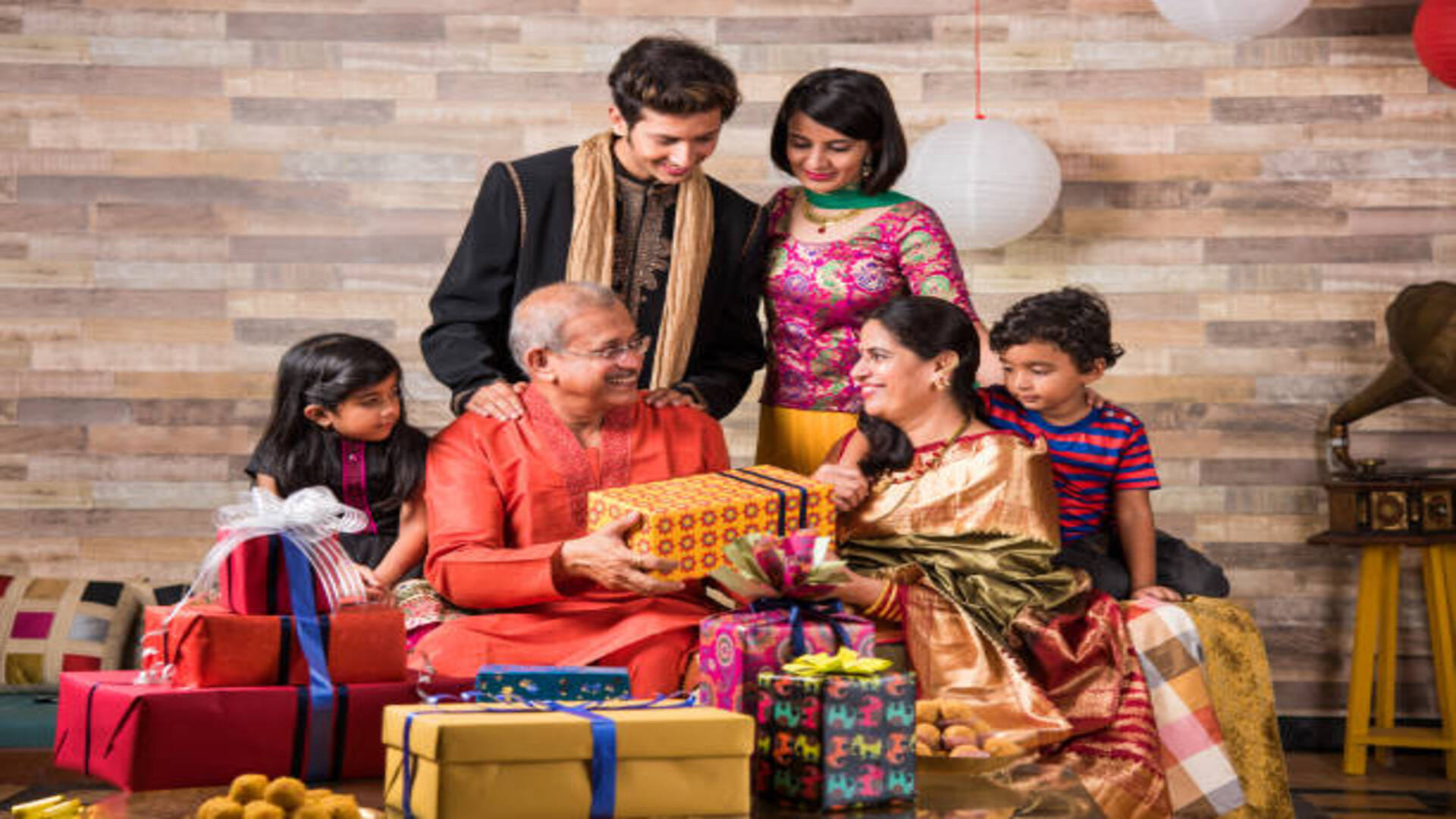 Diwali 2022 Do Not Share These Type Of Gift During Deepawali News in Hindi
