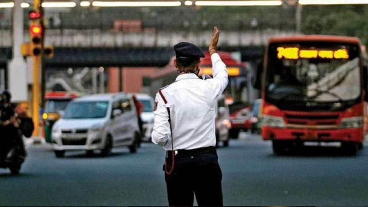 Traffic policeman asked to remove banned tinted glass from car window driver beats jawan in indore arrested