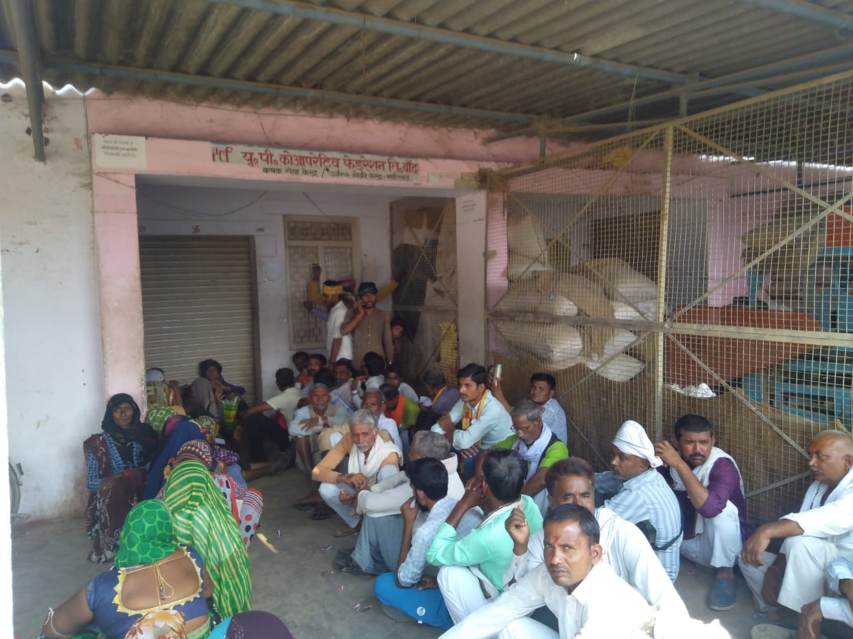Farmers angry due to non-receipt of DAP, uproar
