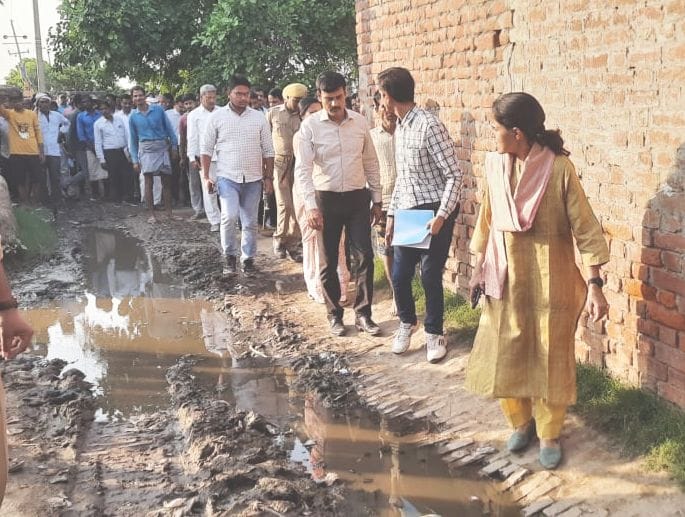 Hardoi, Divisional commissioner reached flood affected village, angry seeing the mess