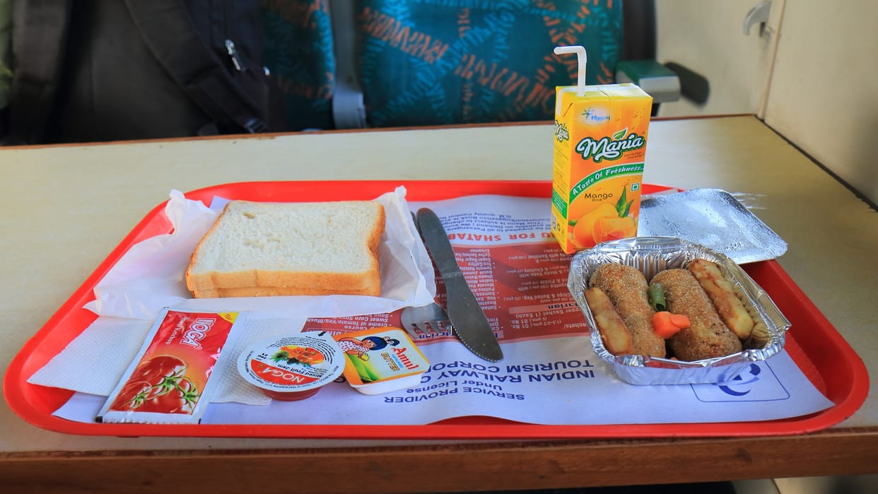 IRCTC Free Food Service: Indian Railways to Provide Free Foods Service for Train Passengers Check Here Details