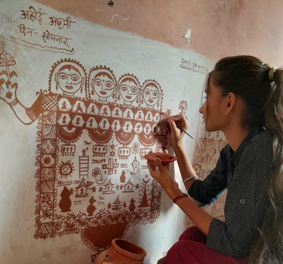 The shape of Ahoi Mata is made from ocher and chalk