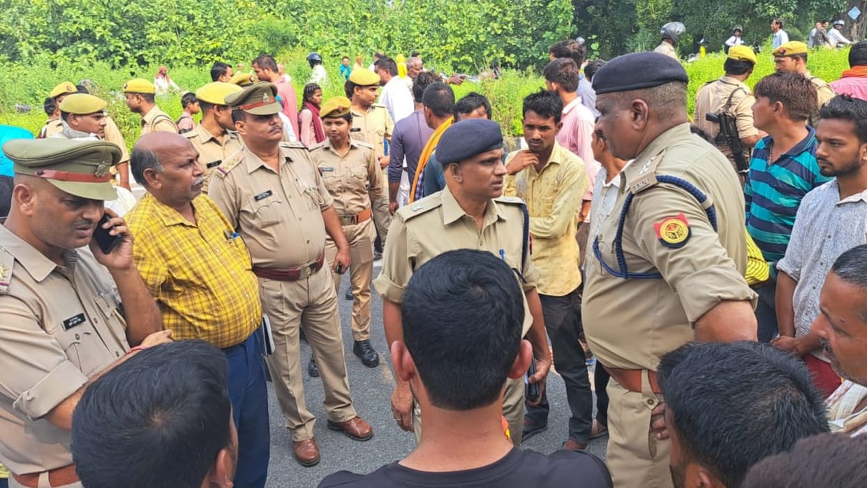 A car hits 4 children in karnailganj in Gonda.