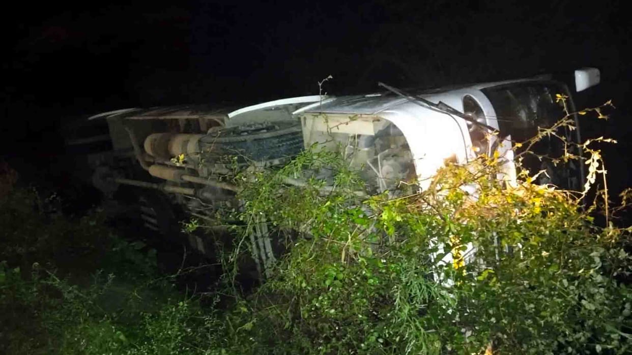 Hamirpur Accident: Uncontrollable bus overturns, more than 25 passengers injured