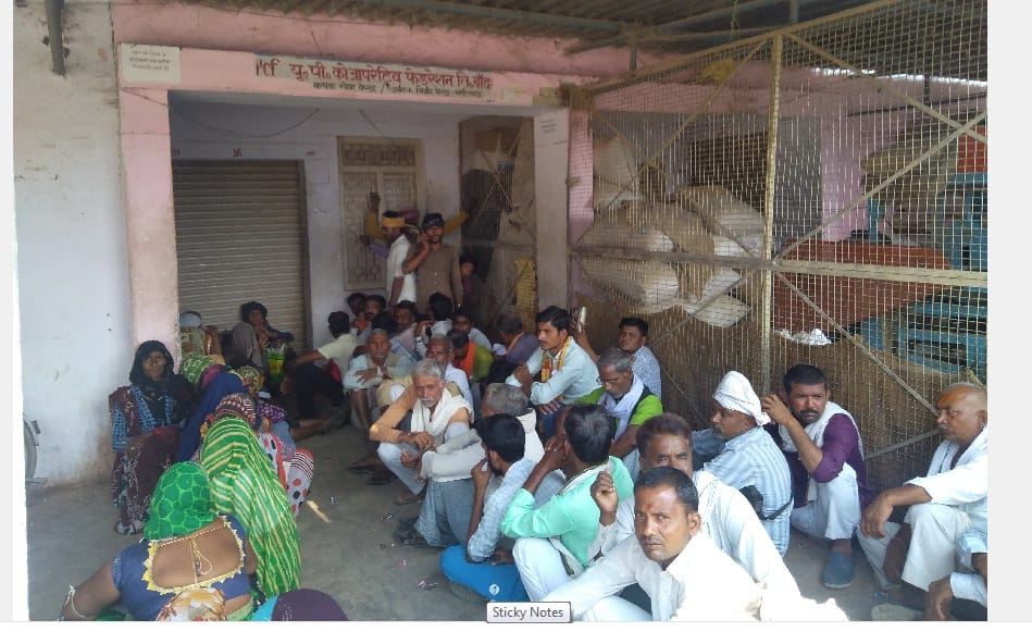 Angry farmers furious due to non-receipt of DAP in Banda