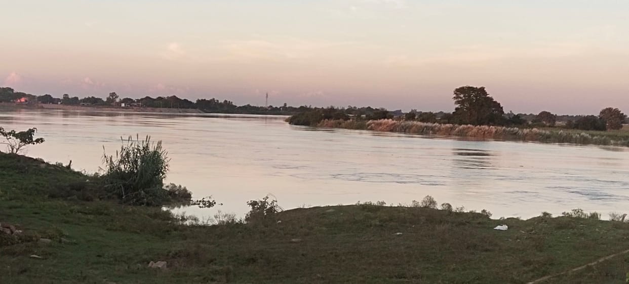 The water level of Rapti river decreased, still above the danger mark
