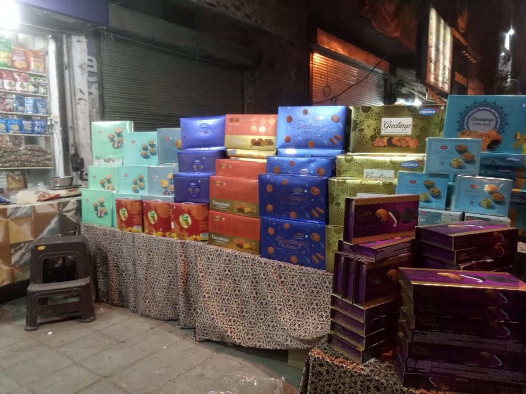 Market buzzing on Diwali, shopkeepers wooing customers with gifts