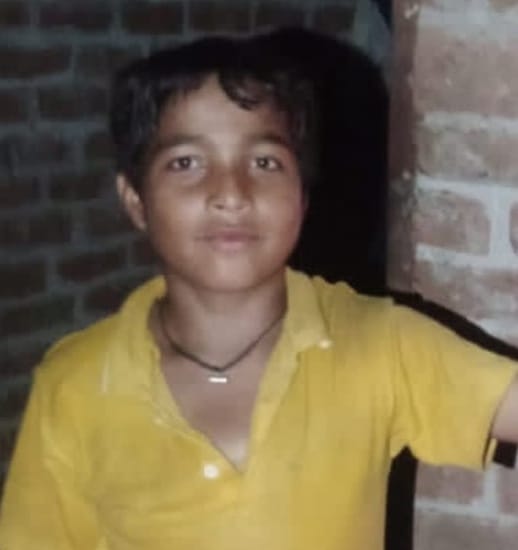 Teenager dies due to current in the fence in the field