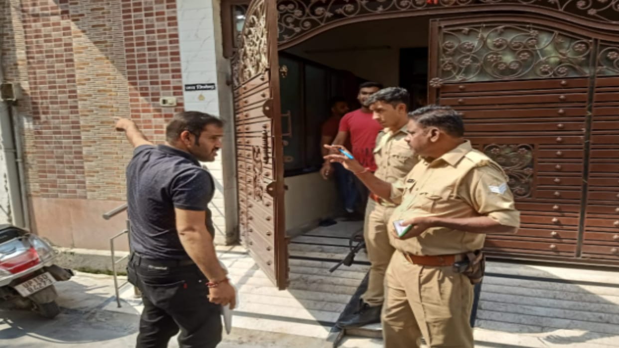 Meerut: Attempted robbery on the pretext of giving courier, miscreants caught in CCTV, woman injured in attack