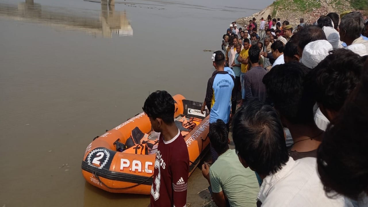 Search operation continued on second day of boat accident in Hastinapur, no man found