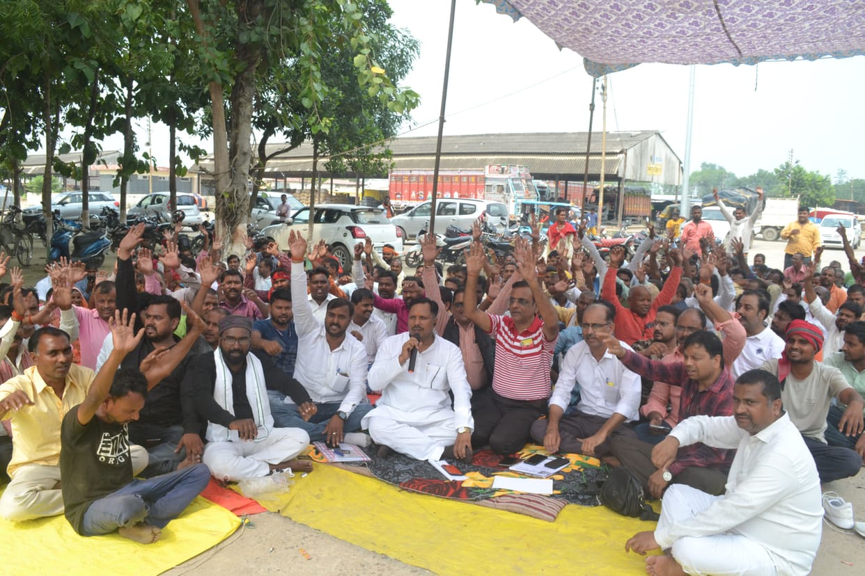 Strike in Mandi for compensation, traders sitting on dharna