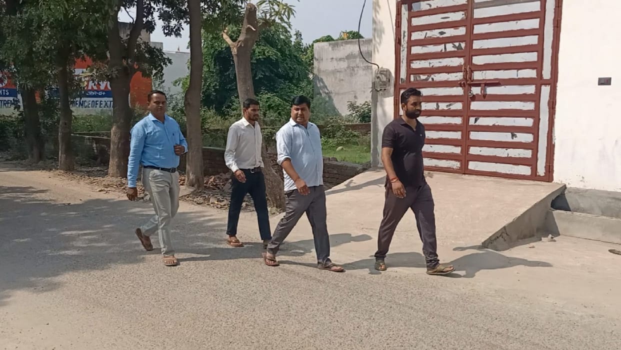 The miscreants robbed nine lakh rupees from salesmen in Kankar khera of Meerut