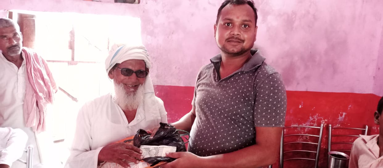 shopkeeper return money to old man