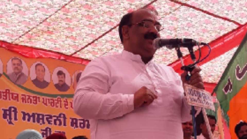 Ashwani Sharma targets AAP on law and order issue