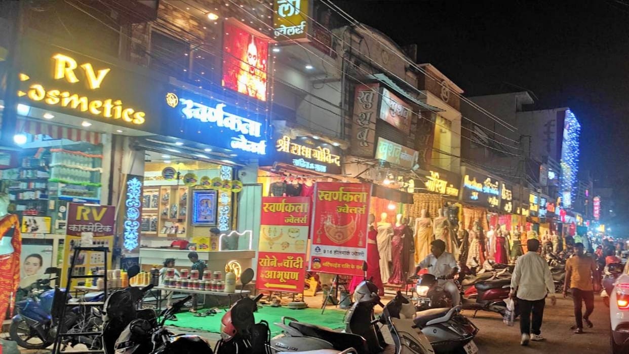 Market lit up on Pushya Nakshatra four hundred crore business Sale of gold silver jewelery in crores